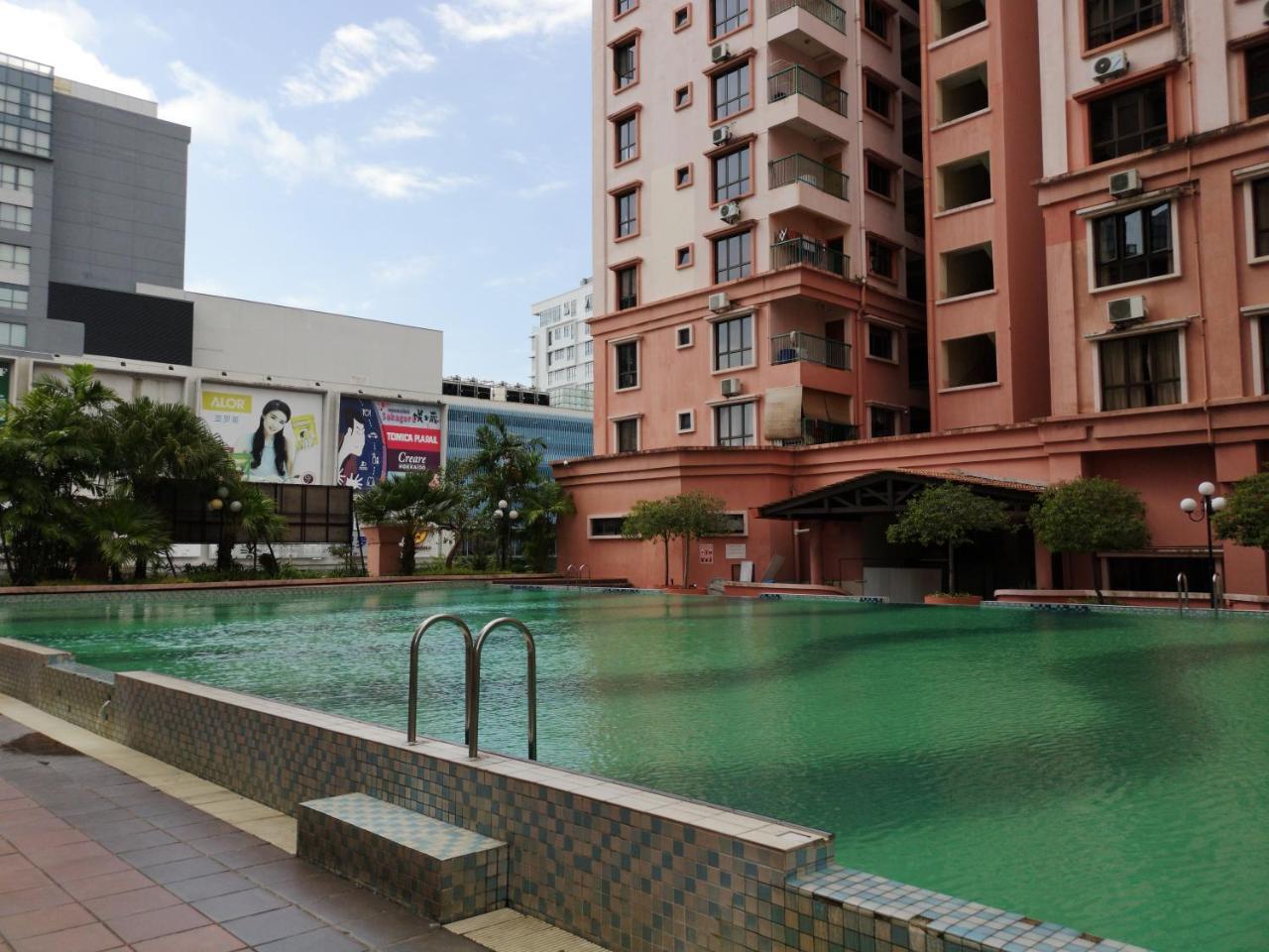 Aparthotel Marina Court Luxury Penthouse à Kota Kinabalu Extérieur photo