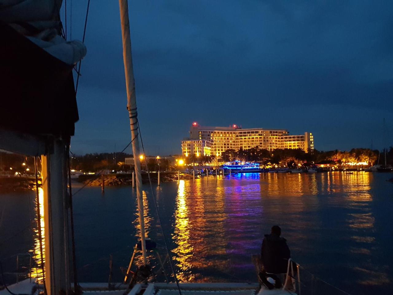 Aparthotel Marina Court Luxury Penthouse à Kota Kinabalu Extérieur photo